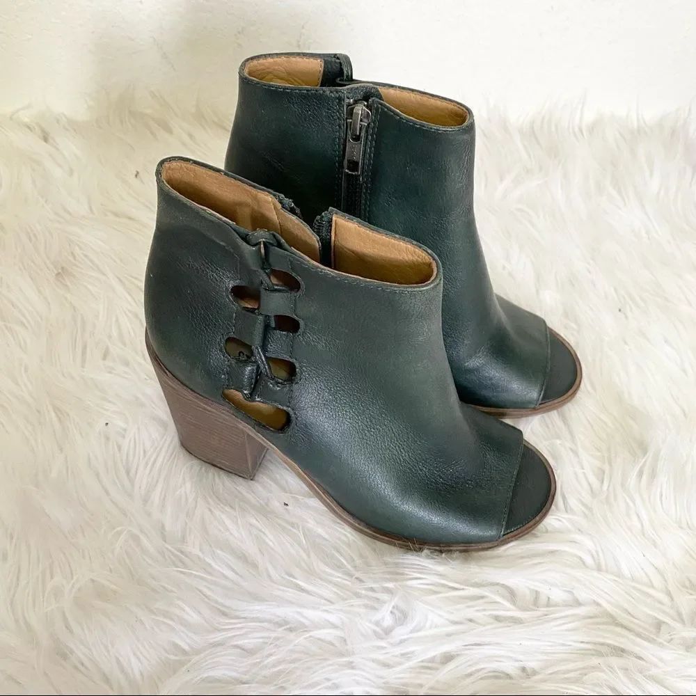 Steve Madden green peep toe leather block heel booties 6
